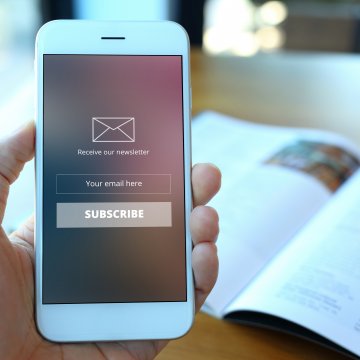 smartphone subscribe email marketing 